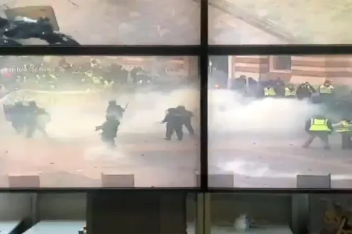 Dans cette vidéo, plusieurs policiers réagissent à chaud à des images retransmises en direct depuis la place du Capitole à Toulouse, où leurs collègues se font charger par des individus portant des gilets jaunes.