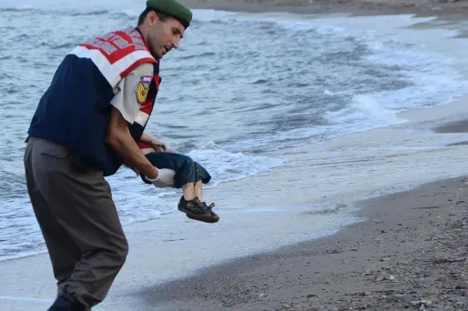 Aylan Kurdi était mort noyé avec son frère aîné Galip et sa mère Rehanna lorsque leur embarcation pneumatique avait coulé en pleine mer Égée.