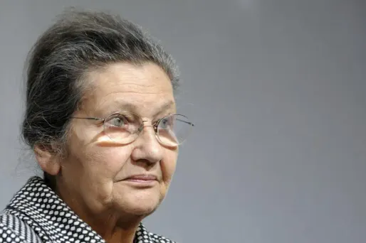 Simone Veil a été déportée avec sa mère et sa sœur à l'âge de 15 ans dans le camp d'extermination d'Auschwitz-Birkenau.
