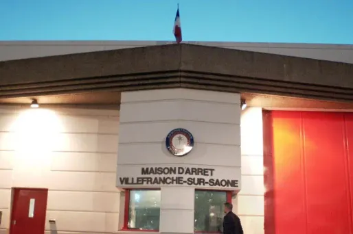 Le détenu a été découvert peu avant minuit pendu dans sa cellule.