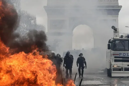 L'acte 18 des "gilets jaunes" a été marqué par un regain de violences, notamment sur les Champs-Elysées.