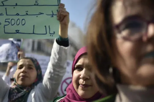 Des enseignants ont manifesté mercredi matin à Alger contre le maintien au pouvoir d'Abdelaziz Bouteflika.