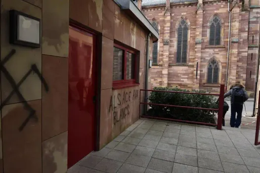 Des croix gammées ont également été peintes en noir sur les murs et les vitres du foyer municipal.