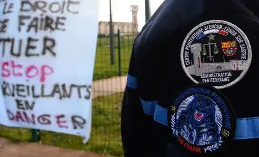Les actions de blocage se poursuivent à Condé-sur-Sarthe, après l'attaque de deux surveillants.