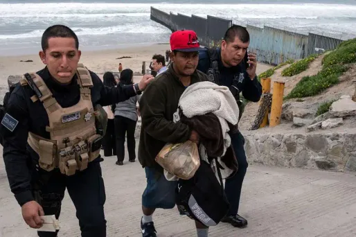 Seul un migrant a réussi à franchir la frontière et a aussitôt été arrêté, tandis que les autres ont battu en retraite.