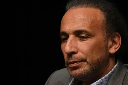 La présence de Tariq Ramadan dans le public d'une conférence sur les violences faites aux femmes a suscité l'indignation.