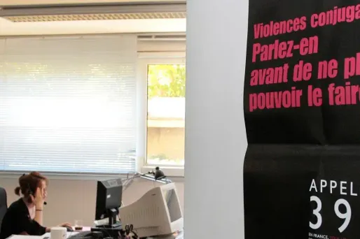 Le nombre de femmes mortes sous les coups de leur mari ou ex-conjoint est à la baisse ces dernières années en France.