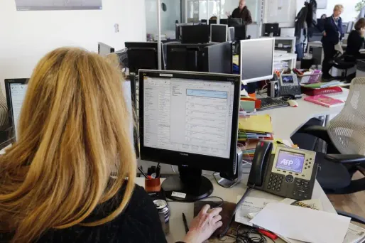 journaliste, femme, bureau AFP crédit : FRANCOIS GUILLOT / AFP - 1280