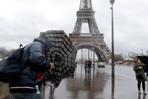 La pluie et le vent seront au rendez-vous sur une large moitié nord du pays lundi.