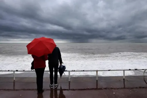 La journée de mercredi sera marquée par de la pluie et du vent sur une large part de la France.