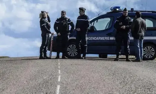 Les gendarmes ont arrêté le suspect mercredi dans la Drôme, après l'alerte d'une psychologue qui suivait la jeune fille.