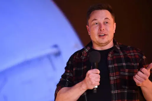 Elon Musk a aussi affirmé qu'avec la technologie Tesla, les conducteurs "n'auraient plus besoin de toucher au volant" au début de l'année prochaine