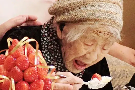 Son intronisation officielle comme doyenne de l'humanité a été célébrée dans la maison de retraite où elle réside, dans l'ouest du Japon.