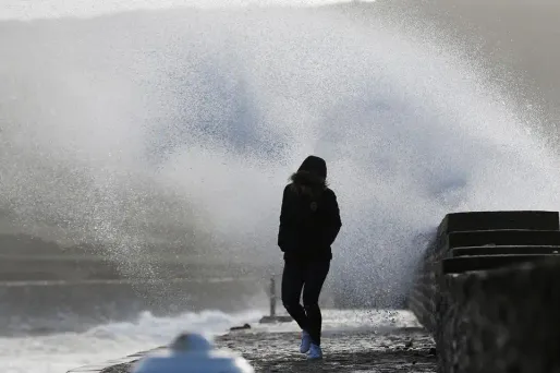 "Des rafales à 120 voire 130 km/h sur les caps exposés sont possibles sur le littoral", prévient Météo-France.