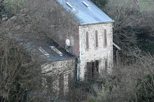 Une pelleteuse était sur place avec environ huit personnes, pour fouiller une zone située au bord de l'Aulne, une rivière qui passe au niveau de la propriété d'Hubert Caouissin.