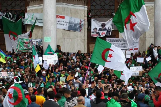 Des milliers d'Algériens ont manifesté vendredi.
