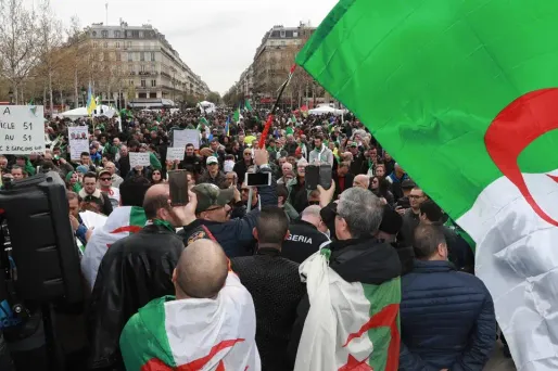 Ils étaient encore des milliers à manifester dans le centre de Paris pour le 7e dimanche consécutif.
