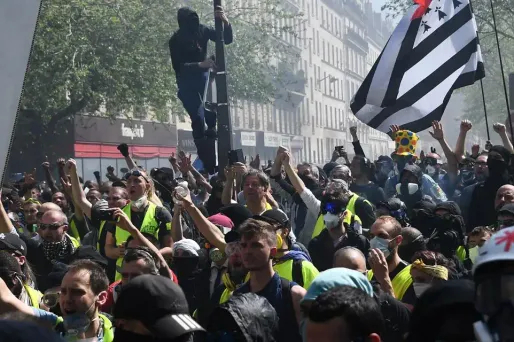 Environ 9.600 "gilets jaunes" manifestaient samedi à 14 heures dans toute la France, dont 6.700 à Paris, pour le 23ème samedi de mobilisation.