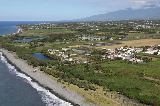 Le bateau, présumé sri lankais avant les dernières vérifications, a été signalé au centre régional opérationnel de surveillance et de sauvetage (CROSS) de La Réunion.
