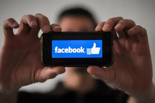 Le choix de Facebook répond à une volonté de "dédramatiser le contact institutionnel", explique Marlène Schiappa.