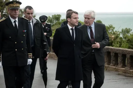Emmanuel Macron est allé à la rencontre des passants sur le front de l'océan.