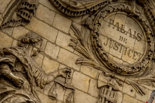 Le maximum encouru dans une telle affaire est de deux ans de prison et 30.000 euros d'amende.