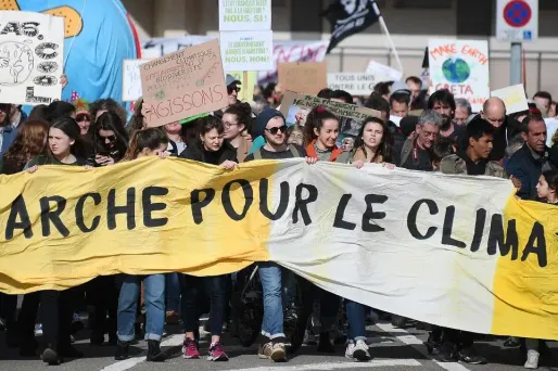 Des militants du climat décrochent un nouveau portrait de Macron à Paris
