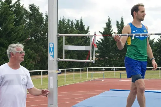 Renaud Lavillenie avec son entraîneur, Philippe d'Encausse (1280x640) Thierry Zoccolan / AFP