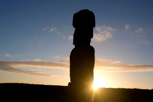 La sculpture originale de 2,42 mètres de haut et qui pèse 4 tonnes, a été sculptée dans de la pierre de basalte.