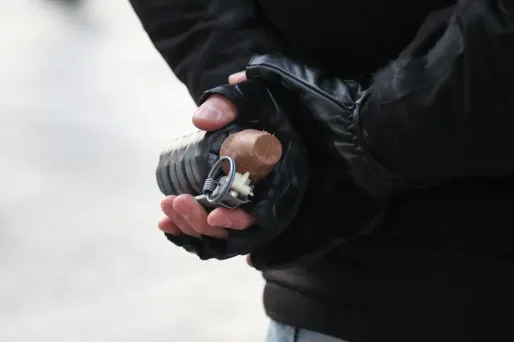 Le brigadier-chef est accusé d'avoir lancé à ce moment-là une grenade de désencerclement hors de tout cadre légal.