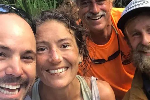 "Elle est simplement aussi forte que ce que nous avions prédit", ont écrit les proches de la miraculée (au centre) sur Facebook.