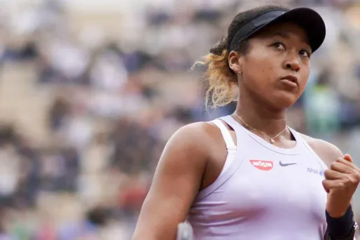 Naomi Osaka s'est qualifiée jeudi pour le 3ème tour de Roland-Garros en éliminant la Bélarusse Viktoria Azarenka.