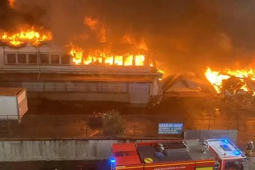 Spectaculaire incendie de plusieurs entrepôts à Aubervilliers