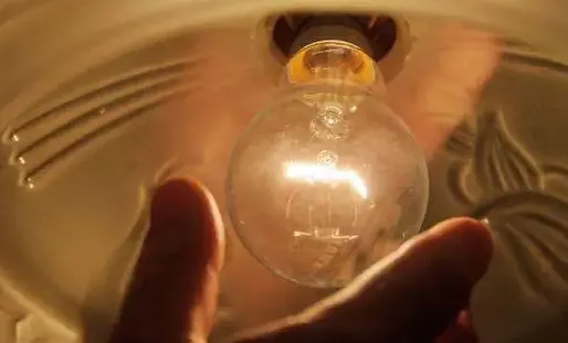 Les tarifs réglementés de l'électricité vont progresser comme prévu de 5,9% TTC en moyenne dès samedi.