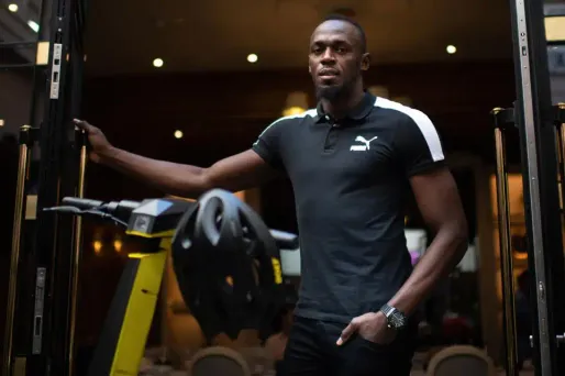 Usain Bolt fait la promotion de sa marque de trottinettes, qui débarque à Paris.