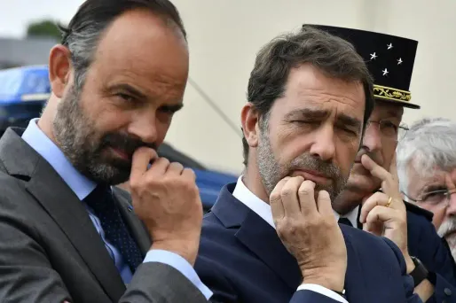 "Et je n'ai pas d'autres commentaires à faire sinon qu'il a (...) toute ma confiance", a affirmé le Premier ministre en Charente.