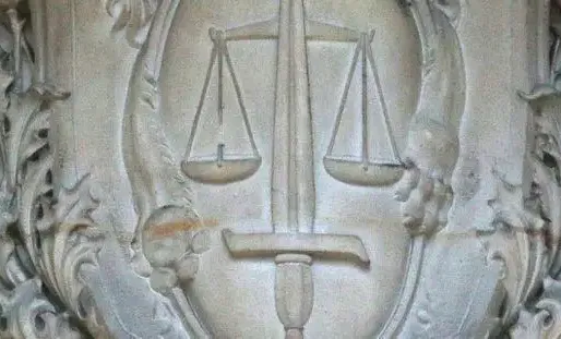 Les familles s'interrogent sur "le sérieux et la vigilance de l'Éducation nationale" à l'égard de cet enseignant dans cette affaire.