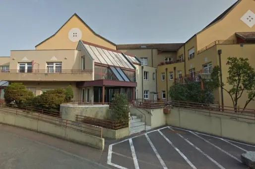 L'aide-soignant, âgé d'un cinquantaine d'années, conteste les faits.