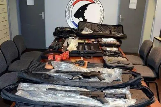 Environ 200 armes à feu ont été saisies par les forces de l'ordre.