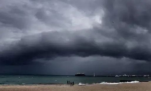 En soirée, des averses orageuses déborderont des Pyrénées vers l'ensemble de Midi-Pyrénées et le nord du Languedoc.