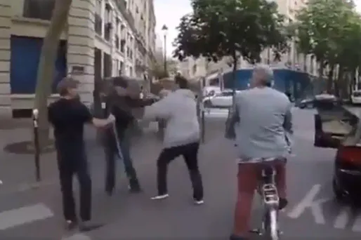 L'automobiliste a giflé l'accompagnateur à plusieurs reprises, répétant : "Pourquoi vous tapez ? Pourquoi vous tapez ?"