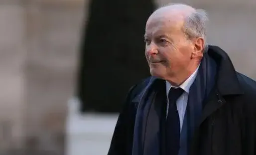 Le Défenseur des droits Jacques Toubon déplore dans un rapport la "suspicion" qui "rend plus difficile l'exercice des droits des personnes malades étrangères".