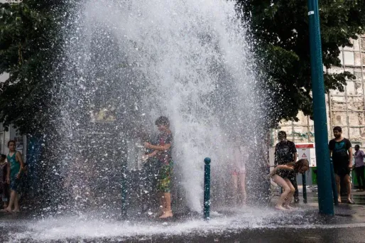 Les pompiers alertent régulièrement contre le phénomène du "street pooling", fréquent en période de canicule. (Photo d'illustration)