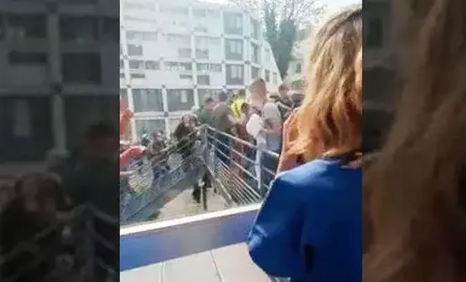 Les manifestants se sont retrouvés sur une passerelle de l'hôpital.