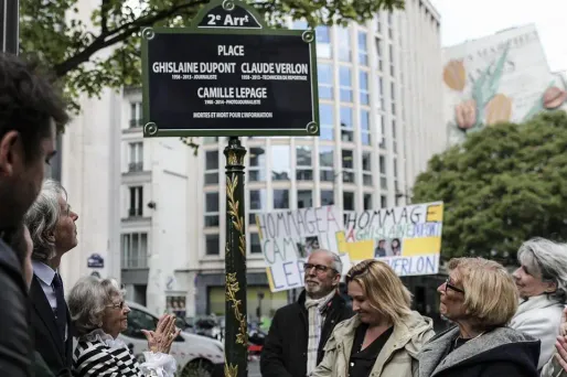 La place se situe à l'intersection des rues d'Aboukir, du Louvre et Montmartre, dans le 2ème arrondissement parisien.