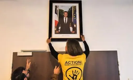 Des militants de l'association ANV-COP21 (Action Non-Violente-COP21) avaient décroché jeudi le portrait du chef de l'État.