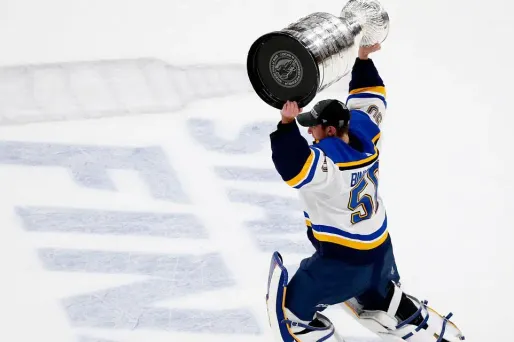Le gardien de but Jordan Binnington célèbre la première victoire de Saint-Louis en Coupe Stanley.