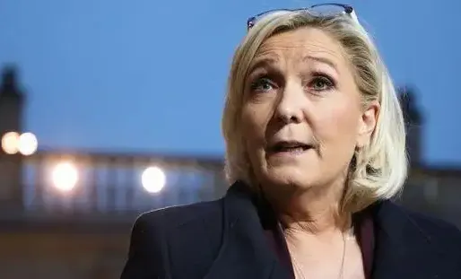 Marine Le Pen défend le bilan du président américain.