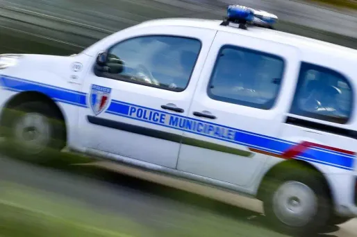 Le chef de la police municipale a été légèrement blessé aux jambes.