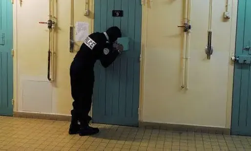 Un détenu condamné pour des faits de terrorisme a attaqué deux surveillants jeudi matin (photo d'illustration).